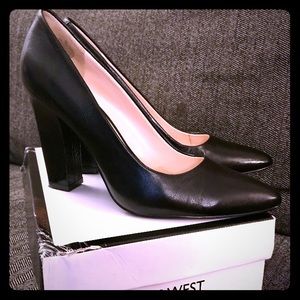 Gorgeous black leather pumps